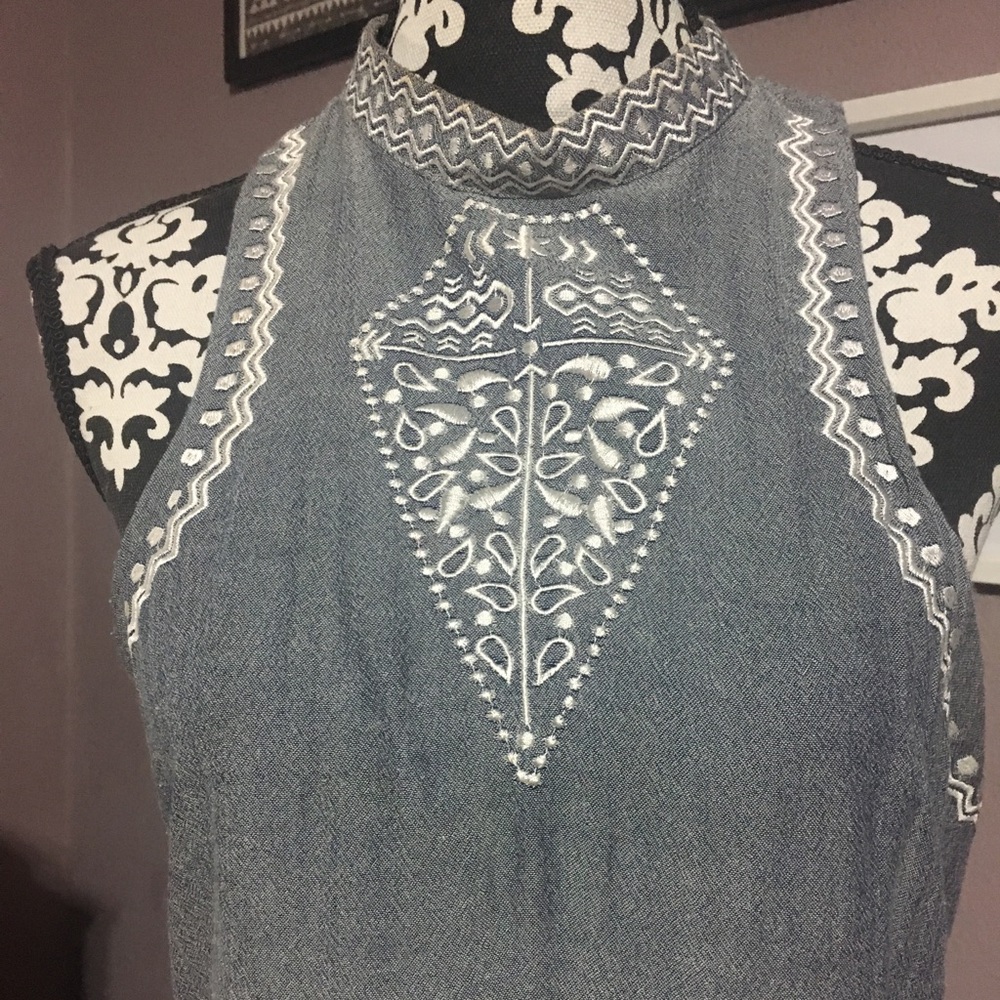 Halter dress: stitch details&keyhole back
